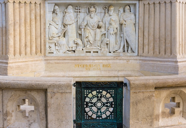 Objeto da composição escultórica na técnica de baixo-relevo Monumento de Santo Estêvão na Igreja de Matias