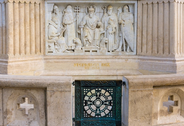 Objeto da composição escultórica na técnica de baixo-relevo monumento de santo estêvão na igreja de matias