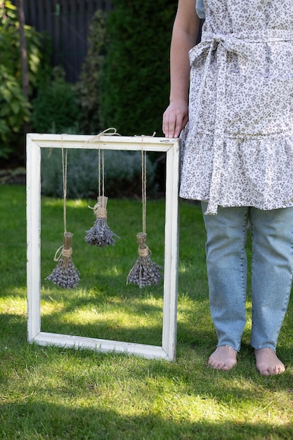 Foto objeto de arte com lavanda nas mãos de uma menina