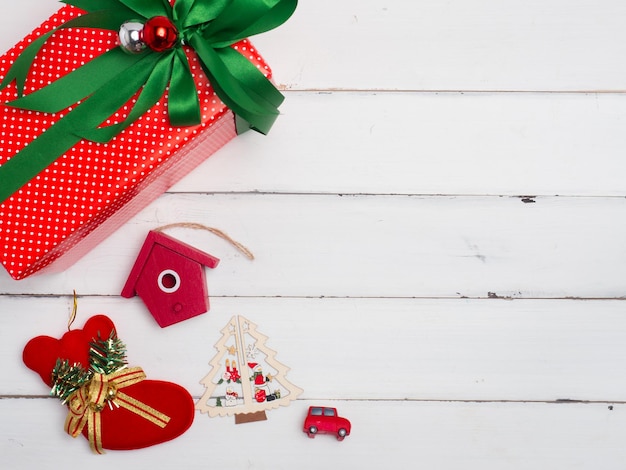 Objeto fofo de decoração de natal com fundo de madeira ou cor Decorações de cor de natal galhos de árvores em fundo vermelho Espaço de cópia de vista superior plana