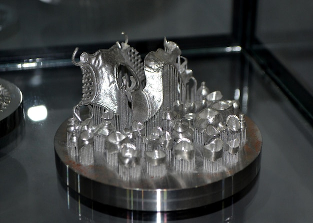 Objeto impreso en primer plano de impresora 3d de metal