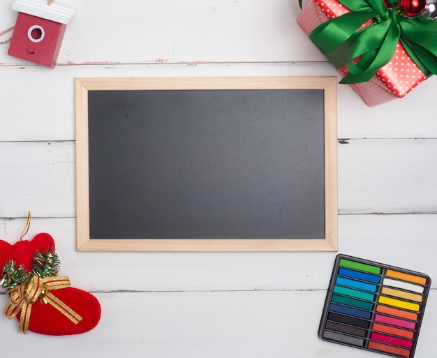 Foto objeto lindo de decoración navideña con madera o fondo de color decoraciones de color navideño ramas de abeto sobre fondo rojo espacio de copia de vista superior endecha plana