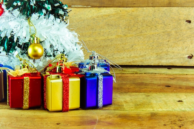 Objetos de árbol de Navidad para adornar en fondo de madera de Navidad