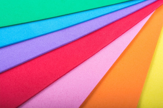 Objetos coloridos fazem um fundo multicolorido misto