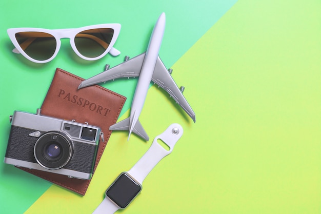 Objetos de acessórios de viagem e gadgets vista superior flatlay em verde e azul-petróleo