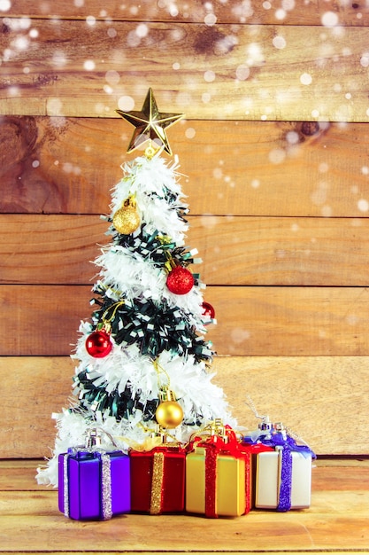 Objetos de árvore de natal para brasão em fundo de madeira de natal