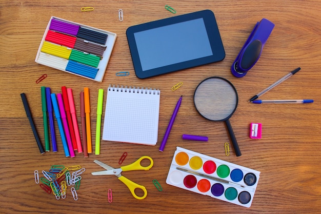 Objetos de papelaria. material escolar e de escritório. de volta à escola