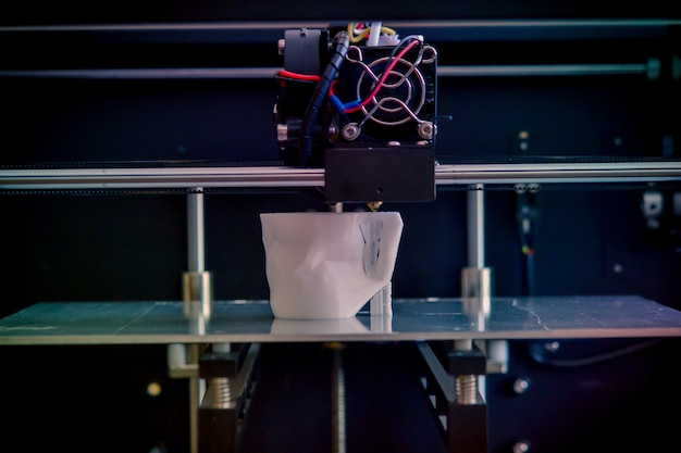 Objetos impresos por impresora 3d. Filtro oscuro. Copiar spase. La impresora 3D tridimensional automática realiza el modelado de plástico en laboratorio. Tecnología aditiva moderna progresiva