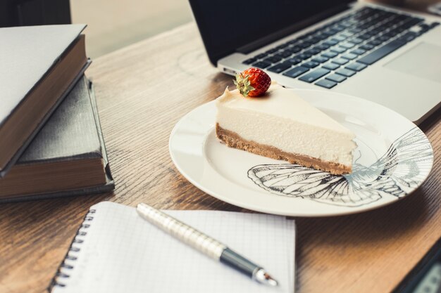 Foto objetos isolados na mesa de um café