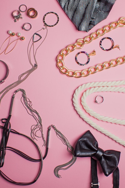 Objetos de joyería y accesorios para el cabello con estilo Accesorios de moda en la vista superior de fondo rosa Moda femenina