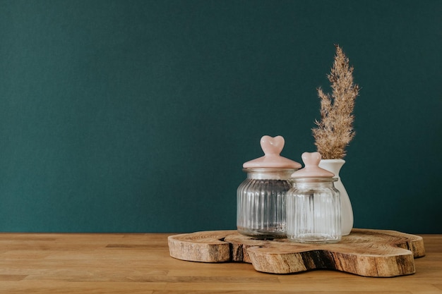 Objetos en mesa de madera con espacio de copia