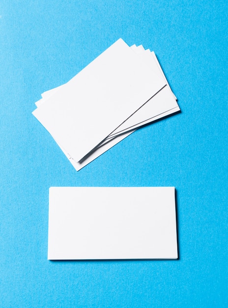 Foto objetos de oficina en blanco organizados para presentación de la empresa en papel azul