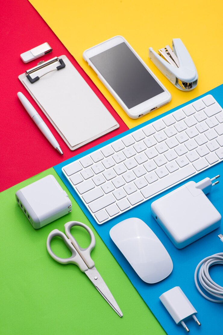 Foto objetos de oficina blancos bien organizados sobre un fondo colorido