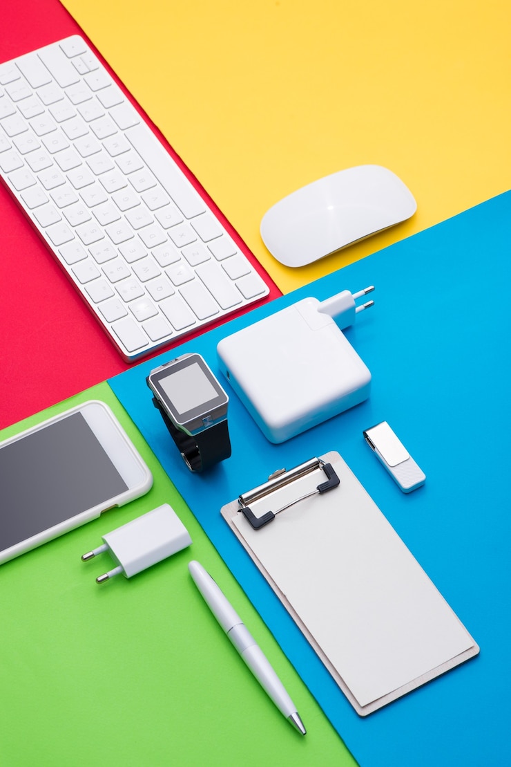 Foto objetos de oficina blancos bien organizados sobre un fondo colorido