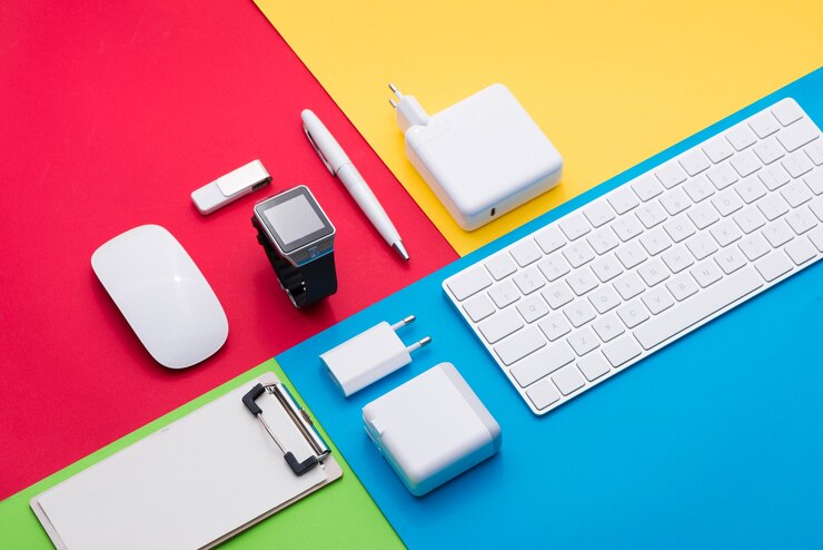 Foto objetos de oficina blancos bien organizados sobre un fondo colorido