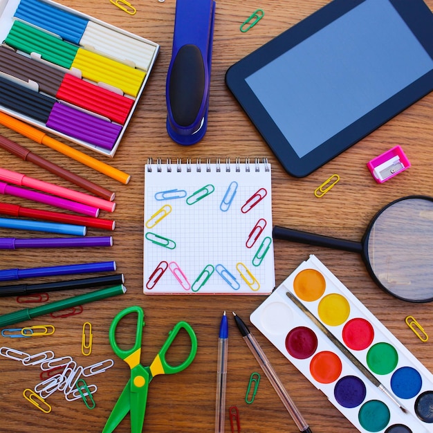 Objetos de papelería Artículos de oficina y escolares en la mesa de regreso a la escuela