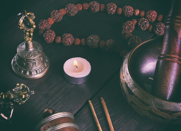 Foto objetos religiosos tibetanos para meditación y medicina alternativa.