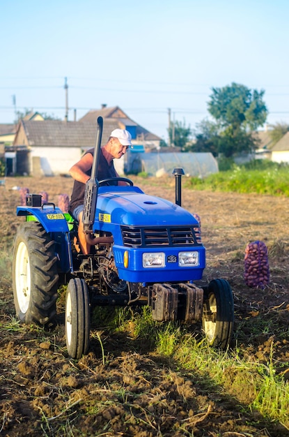 Oblast de Kherson Ucrania 19 de septiembre de 2020 Un agricultor en un tractor con un conjunto de equipos para excavar patatas Agricultura Trabajo agrícola en el campo Campaña de cosecha de patatas en otoño