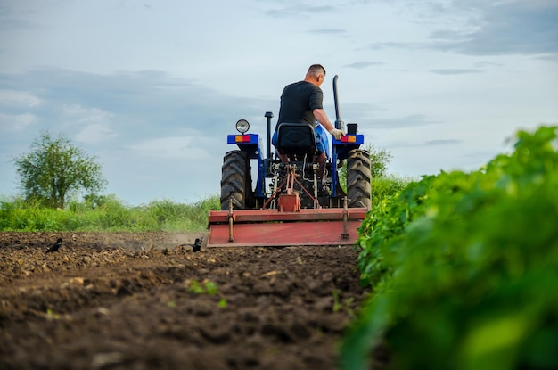 Oblast de Kherson Ucrania 29 de mayo de 2021 Un agricultor en un tractor trabaja en el campo Trabajador estacional Reclutación y contratación de empleados para trabajar en la granja Molienda del suelo Relajamiento del cultivo Arado