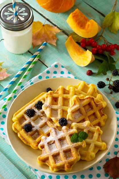 Obleas de calabaza con moras frescas