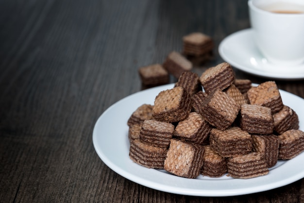 Obleas de chocolate y café en el plato blanco.