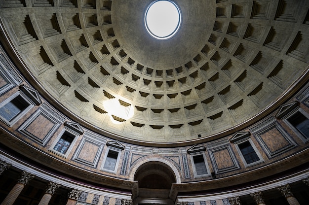 Obra maestra arquitectónica antigua del panteón en Roma, Italia. Panorama del interior interior. Hazme. Roma, Italia