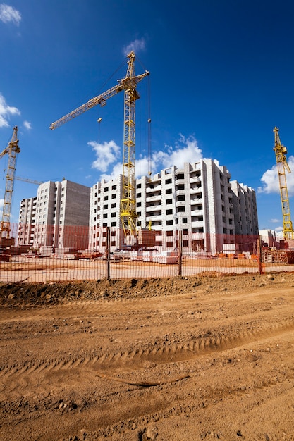 Foto obra nueva: construcción de la casa nueva en la zona nueva de la ciudad.