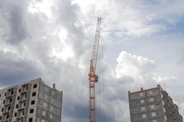 Obra nueva de edificación y construcción de varios pisos