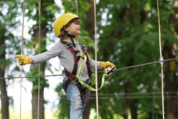 Las obras de arte representan juegos en un complejo ecológico que incluye un zorro volador o una red de arañas que escalan niños felices