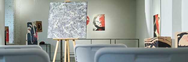Obras de arte para la venta en una galería moderna
