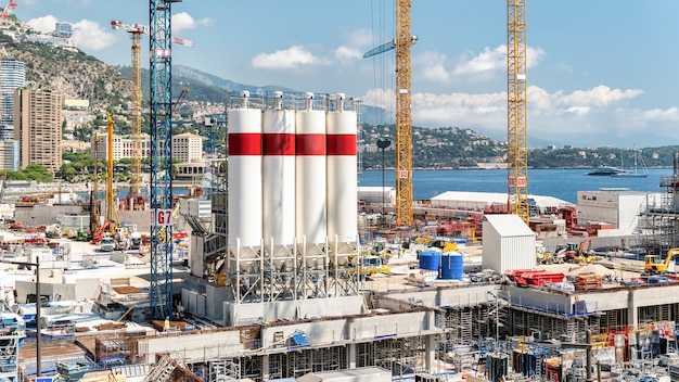 Obras de construcción en la costa del mar Mediterráneo en Mónaco