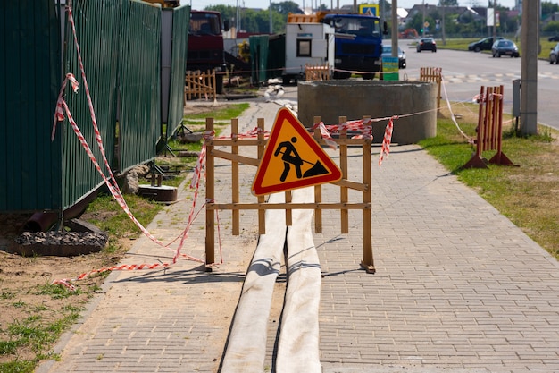 Obras rodoviárias assinam durante a reconstrução da rua. sinais de trânsito.