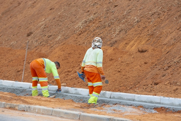 obras rodoviárias com trabalhadores na orla