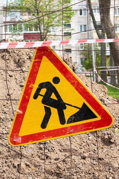 Obras rodoviárias em construção Sinal de terraplenagem na cerca