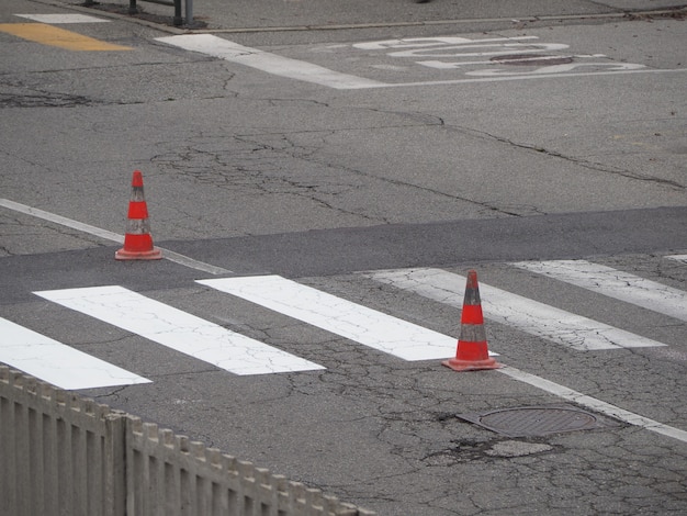 Obras viales con conos de tráfico