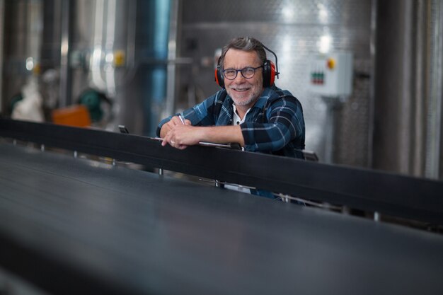 Obrero masculino en la fábrica de producción de bebidas