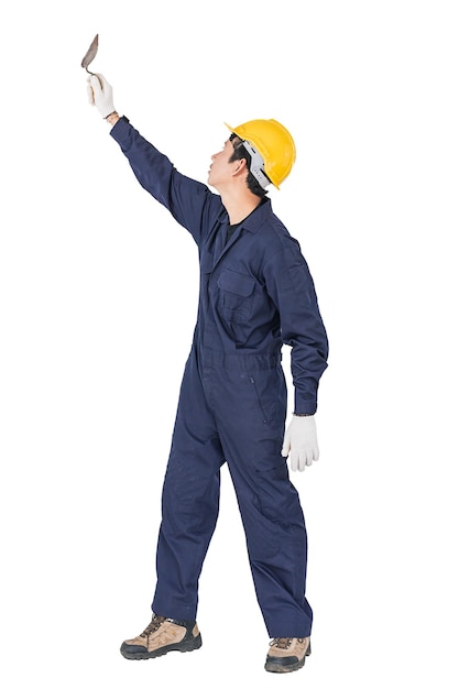 Obrero con overoles azules y casco en una paleta de acero de sujeción uniforme