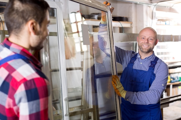 obreros con producción de ventanas