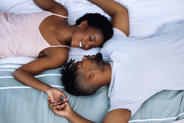 Obrigado por me dar o presente do seu amor Foto de um jovem casal sendo íntimo na cama em casa