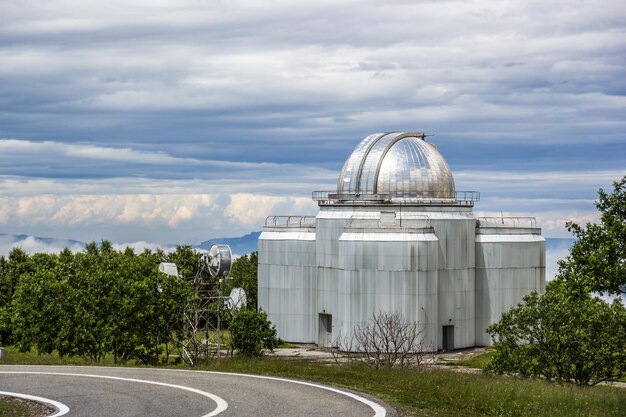 Observatorio astrofísico en lo alto de las montañas