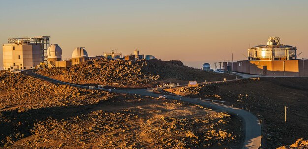 Foto observatorio en la colina al atardecer