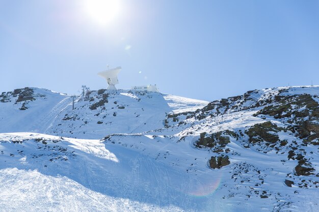 Observatório de montanha na neve