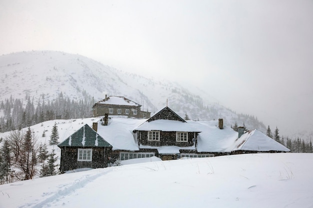 Observatório meteorológico da velha cabana coberta de neve no Monte Pozhyzhevska Chornohora