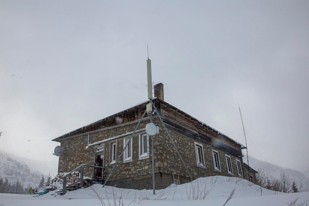 Observatório meteorológico da velha cabana coberta de neve no Monte Pozhyzhevska Chornohora