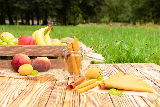 Obst auf Holztisch