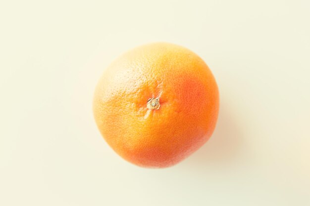 Obst-, Ernährungs- und Objektkonzept - reife Grapefruit über Weiß