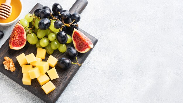Obst, Käse und Nüsse auf einem Schneidebrett