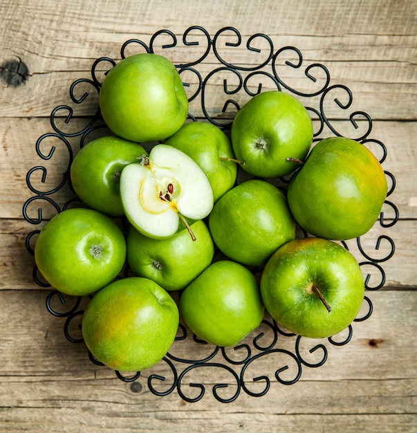 Obst. Äpfel in einer Schüssel auf Holztisch