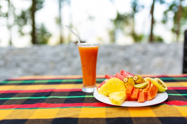 Obst Platte. Frische, saftige Früchte in einem Teller auf einem Hintergrund der Berge