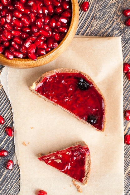 Obst- und Beerenkuchen-Törtchen mit Sahne